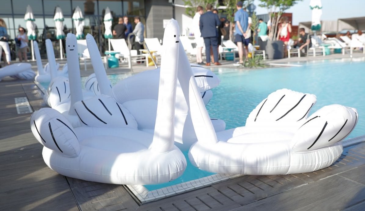 英國 Ridiculous Inflatable Swan-Thing 中指鵝浮床5