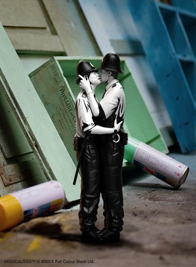 Mighty Jaxx Kissing Coppers - Banksy 塗鴉圖像藝術玩具(現貨發售